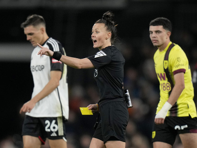 Rozhodkyňa Rebecca Welchová vedie zápas medzi Fulhamom a Burnley