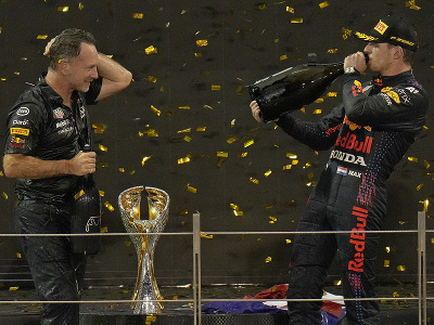 Max Verstappen získal svoj premiérový titul majstra sveta v F1. Na snímke so šéfom Red Bullu Christianom Hornerom.