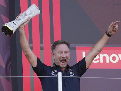 Šéf tímu Red Bull Christian Horner sa teší na pódiu po Veľkej cene Japonska