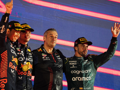 Max Verstappen, Sergio Pérez (obaja Red Bull) a Fernando Alonso oslavujú pódium na Veľkej cene Bahrajnu