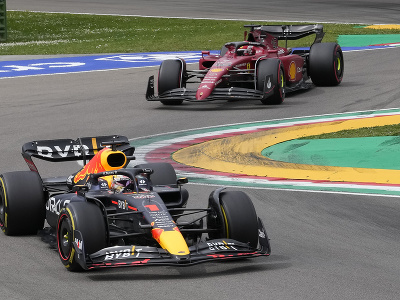 Pilot Ferrari Charles Leclerc prenasleduje Maxa Verstappena z Red Bullu