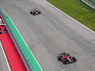 Pilot Ferrari Charles Leclerc prenasledovaný Maxom Verstappenom z Red Bullu