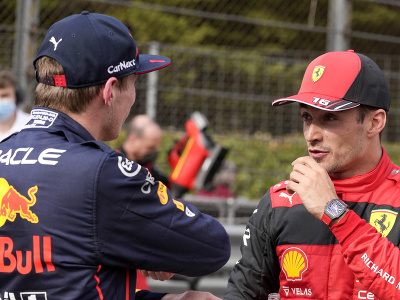 Pilot Ferrari Charles Leclerc a jeho súper z Red Bullu Max Verstappen