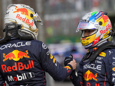 Pilot Red Bullu Max Verstappen a jeho tímový kolega Sergio Pérez
