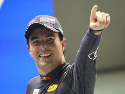 Mexický pretekár Sergio Pérez vyhral nedeľnú VC Singapuru seriálu F1