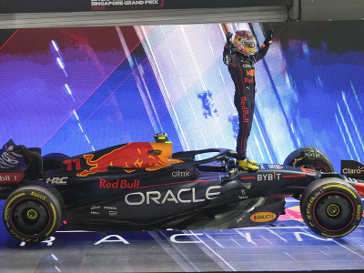 Mexický pretekár Sergio Pérez vyhral nedeľnú VC Singapuru seriálu F1