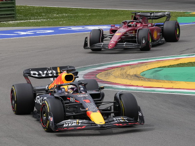 Pilot Ferrari Charles Leclerc prenasleduje Maxa Verstappena z Red Bullu na trati v Imole