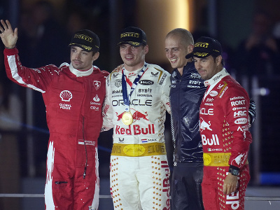 Trojica na stupni víťazov - Charles Leclerc, Max Verstappen a Sergio Pérez