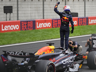 Holandský motoristický pretekár Max Verstappen na Red Bulle vyhral nedeľnú Veľkú cenu Číny seriálu formuly 1.