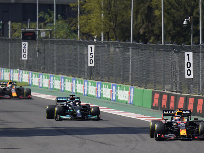 Max Verstappen prenasledovaný Lewisom Hamiltonom a Sergiom Pérezom