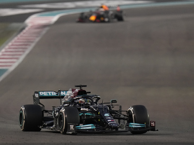 Lewis Hamilton prenasledovaný Maxom Verstappenom