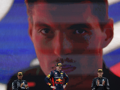 Holandský pretekár F1 Max Verstappen (uprostred) z tímu Red Bull triumfoval na VC Španielska, vľavo druhý Brit Lewis Hamilton z tímu Mercedes a vpravo tretí Brit George Russell z tímu Mercedes