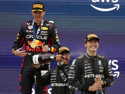 Holandský pretekár F1 Max Verstappen (vľavo) z tímu Red Bull triumfoval na VC Španielska, uprostred druhý Brit Lewis Hamilton z tímu Mercedes a vpravo tretí Brit George Russell z tímu Mercedes