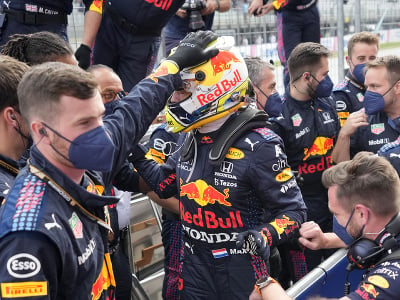 Holandský jazdec F1 Max Verstappen zo stajne Red Bull sa teší s tímom po víťazstve na Veľkej cene Štajerska