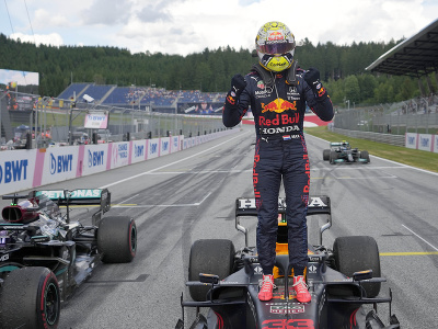 Holandský jazdec F1 Max Verstappen zo stajne Red Bull sa teší po víťazstve na Veľkej cene Štajerska