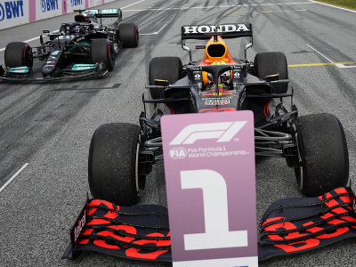 Holandský jazdec F1 Max Verstappen zo stajne Red Bull sa teší po víťazstve na Veľkej cene Štajerska