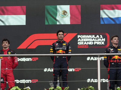 Uprostred mexický pilot formuly 1 Sergio Pérez z tímu Red Bull vyhral Veľkú cenu Azerbajdžanu seriálu MS F1 na mestskom okruhu v Baku v nedeľu 30. apríla 2023. Druhý skončil jeho tímový kolega a úradujúci majster sveta Holanďan Max Verstappen (vpravo), tretí Monačan Charles Leclerc na Ferrari (vľavo).