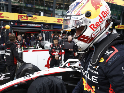 Max Verstappen deviatym víťazstvom v sérii vyrovnal rekord Vettela