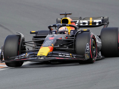 Max Verstappen deviatym víťazstvom v sérii vyrovnal rekord Vettela