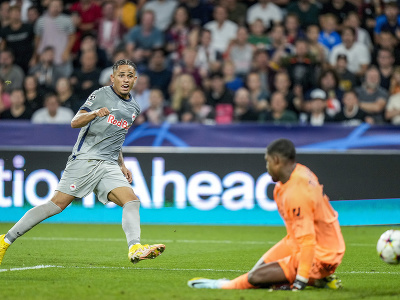 Na snímke vpravo hráč Salzburgu Noah Okafor strieľa úvodný gól