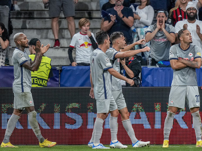 Na snímke vpravo hráč Salzburgu Noah Okafor oslavuje gól
