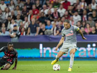 Na snímke vpravo hráč Salzburgu Noah Okafor strieľa úvodný gól