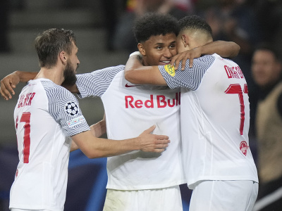 Noah Okafor, Karim Adeyemi a Andreas Ulmer oslavujú gól Salzburgu