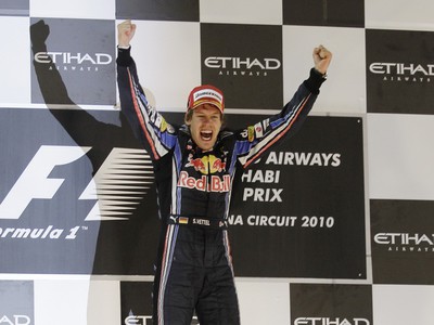 Sebastian Vettel na stupni víťazov na VC Abú Zabí