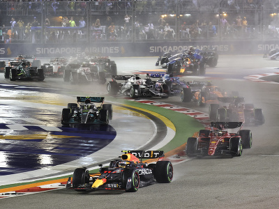 Mexický jazdec F1 Sergio Pérez z tímu Red Bull vedie tesne po štarte Veľkej ceny Singapuru formuly 1 na okruhu Marina Bay v Singapure