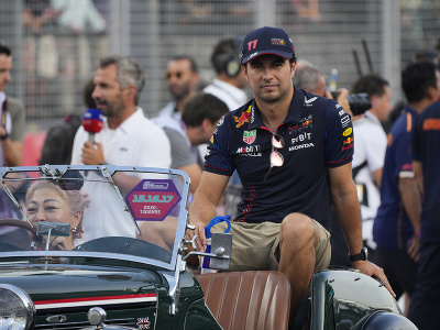 Mexický pilot formuly 1 Sergio Pérez z tímu Red Bull počas prehliadky jazdcov pred Veľkou cenou Singapuru F1