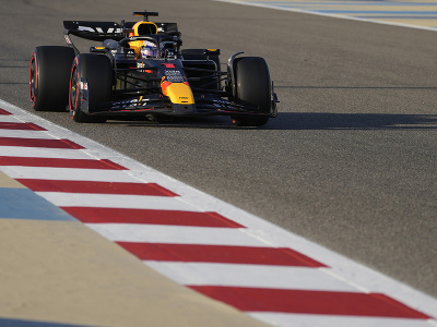 Na snímke holandský pilot formuly 1 Max Verstappen z tímu Red Bull počas tretieho tréningu pred Veľkou cenou Bahrajnu F1 na okruhu v Sachíre