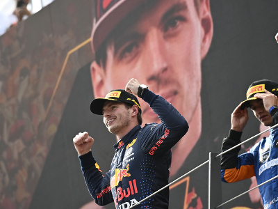 Holandský jazdec Max Verstappen z tímu Red Bull pózuje po triumfe na Veľkej cene Rakúska v Spielbergu