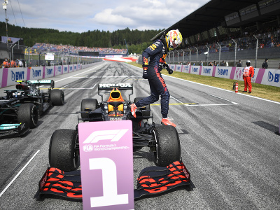 Holandský jazdec Max Verstappen z tímu Red Bull pózuje po triumfe na Veľkej cene Rakúska v Spielbergu