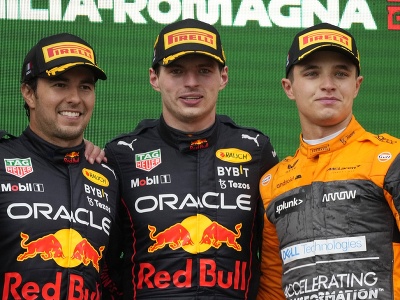 Uprostred  Holanďan Max Verstappen na Red Bulle oslavuje víťazstvo na Veľkej cene Emilia Romagna