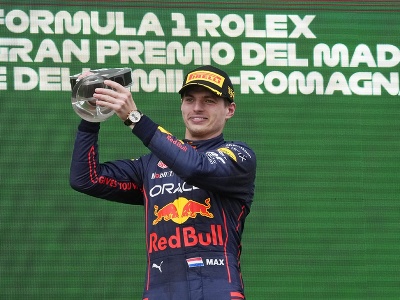 Holanďan Max Verstappen na Red Bulle oslavuje víťazstvo na Veľkej cene Emilia Romagna