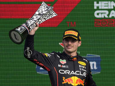 Max Verstappen z tímu Red Bull oslavuje víťazstvo na Veľkej cene Holandska