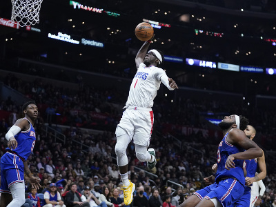 Hráč Los Angeles Clippers Reggie Jackson (1) smečuje na kôš