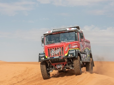 Český pretkár Aleš Loprais na kamióne počas Rely Dakar