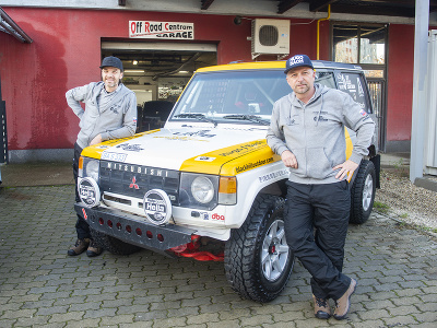 Na snímke zľava pretekár Juraj Ulrich a navigátor Ľuboš Schwarzbacher z tímu Ulrich Schwarzbacher Dakar Team 