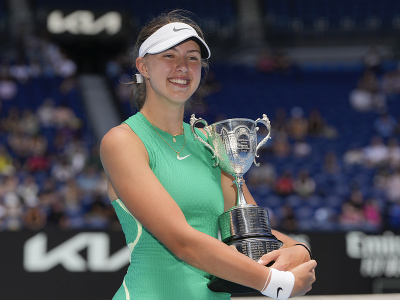 Renáta Jamrichová s trofejou pre víťazku juniorskej časti Australian Open 2024