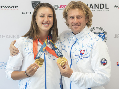 Na snímke slovenská tenistka a dvojnásobná zlatá medailistka z Európskeho olympijského festivalu mládeže (EYOF) vo dvojhre a v zmiešanej štvohre Renáta Jamrichová, tréner a kapitán Ján Matúš