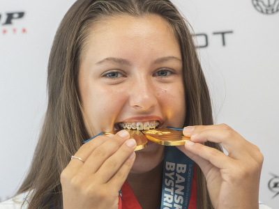 Na snímke slovenská tenistka a dvojnásobná zlatá medailistka z Európskeho olympijského festivalu mládeže (EYOF) vo dvojhre a v zmiešanej štvorhre Renáta Jamrichová pózuje s medailami 