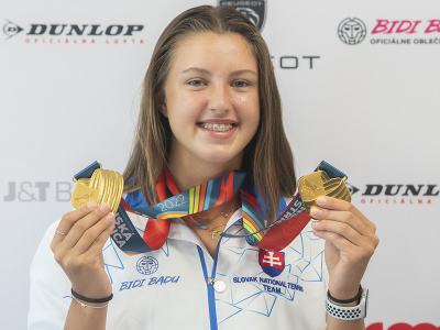 Na snímke slovenská tenistka a dvojnásobná zlatá medailistka z Európskeho olympijského festivalu mládeže (EYOF) vo dvojhre a v zmiešanej štvorhre Renáta Jamrichová pózuje s medailami