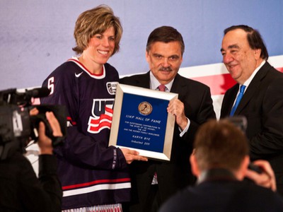 Americká hokejistka Karyn Bye a prezident IIHF René Fasel