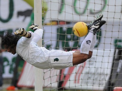 Legendárny kolumbijský bránkár Higuita počas rozlúčkovej exhibície