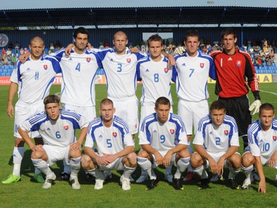Reprezentácia do 21 rokov: prvý rad zľava Martin Baran, Martin Juhár, Jakub Sylvestr, Erik Čikoš a Erik Grendel, druhý rad zľava:  Miloš Lačný, Marián Jarabica, Peter Jánošík, Roman Gergel, Marek Kuzma a brankár Martin Dúbravka