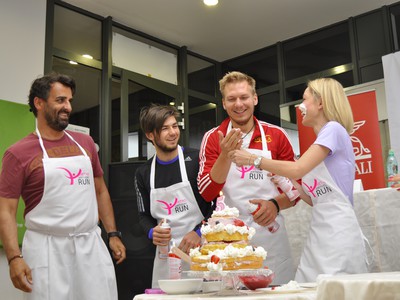 Ivan Jakeš, Adam a Andreas Žampovci a Mirka Kosorínová piekli tortu pre obchodné centrum Retro