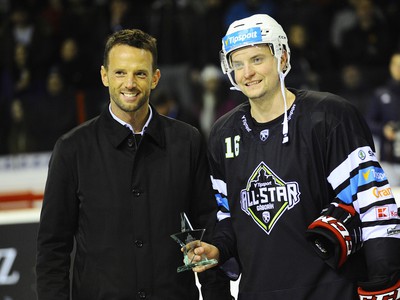 Riaditeľ Pro-Hokeja Richard Lintner a Jordan Hickmott s cenou pre najlepšieho hráča počas hokejového Zápasu hviezd 