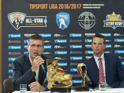 Vľavo generálny riaditeľ Tipsport Slovensko Jaroslav Taraba a riaditeľ spoločnosti Pro-Hokej Richard Lintner