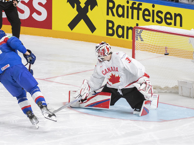 Na snímke vľavo útočník Slovenska Richard Pánik dáva gól z nájazdu a vpravo brankár Kanady Samuel Montembeault v zápase Slovensko - Kanada v základnej B- skupine na 86. majstrovstvách sveta 